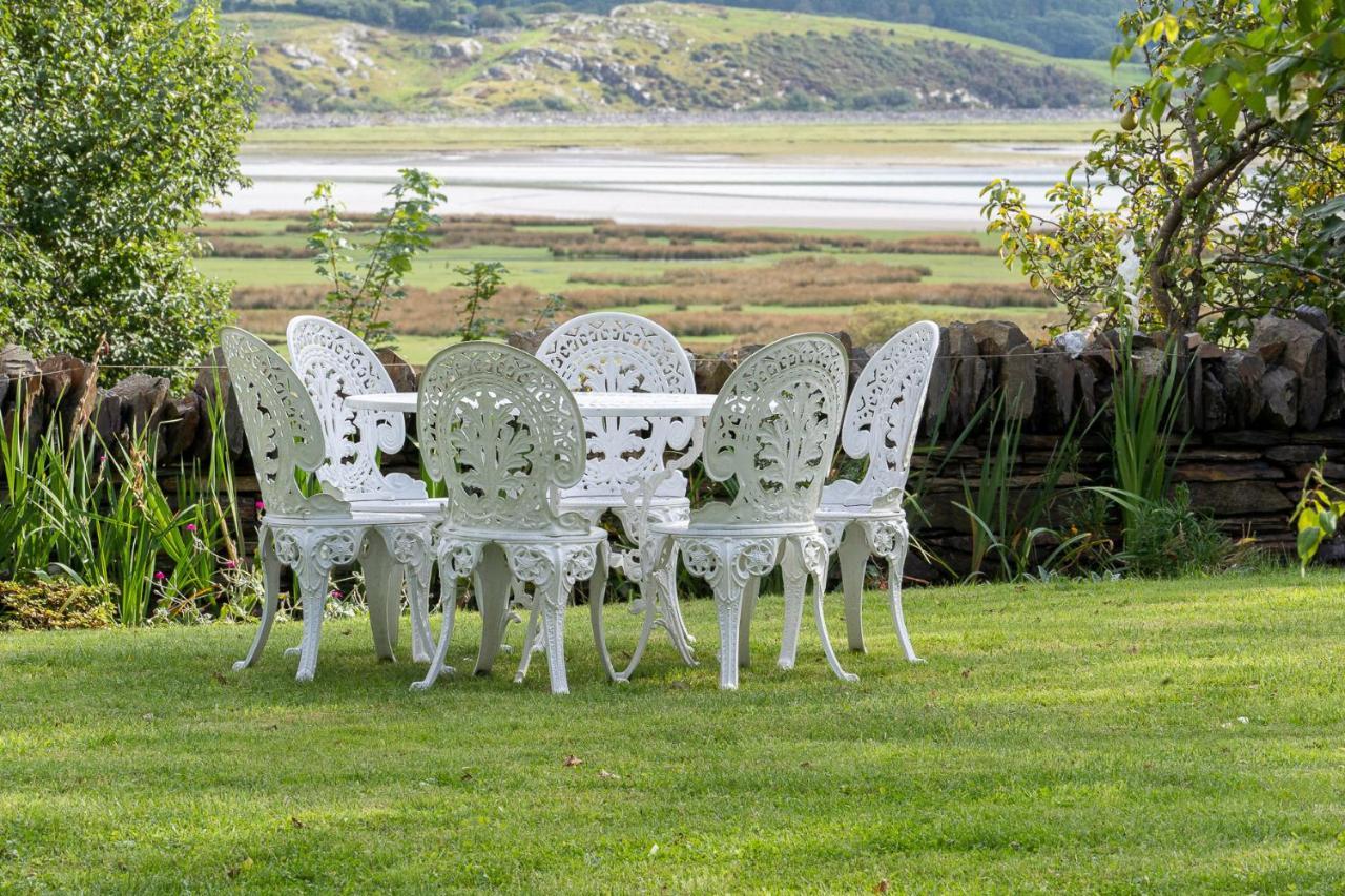 Taldraeth - Old Vicarage Guest House Penrhyndeudreath Екстер'єр фото