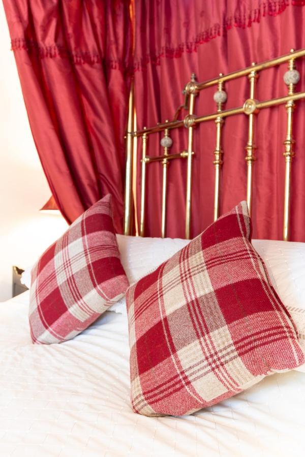 Taldraeth - Old Vicarage Guest House Penrhyndeudreath Екстер'єр фото