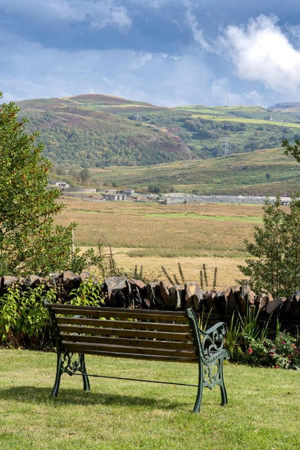Taldraeth - Old Vicarage Guest House Penrhyndeudreath Екстер'єр фото