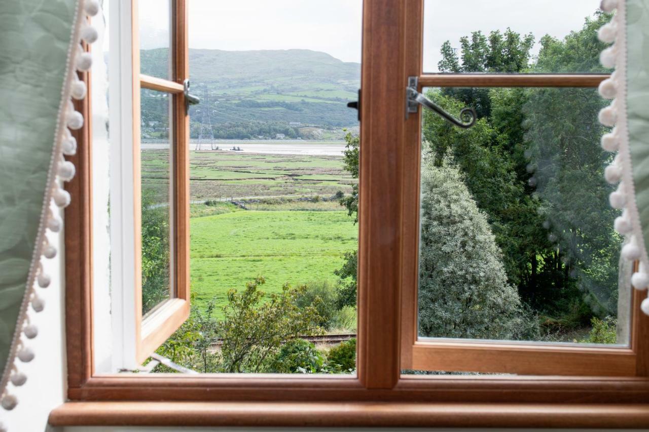 Taldraeth - Old Vicarage Guest House Penrhyndeudreath Екстер'єр фото